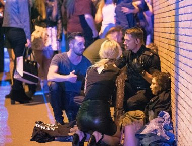 Επίθεση στο Μάντσεστερ: «Έβλεπα παντού διαμελισμένα κορμιά, ήταν σαν πολεμική ταινία» (φωτό, βίντεο)